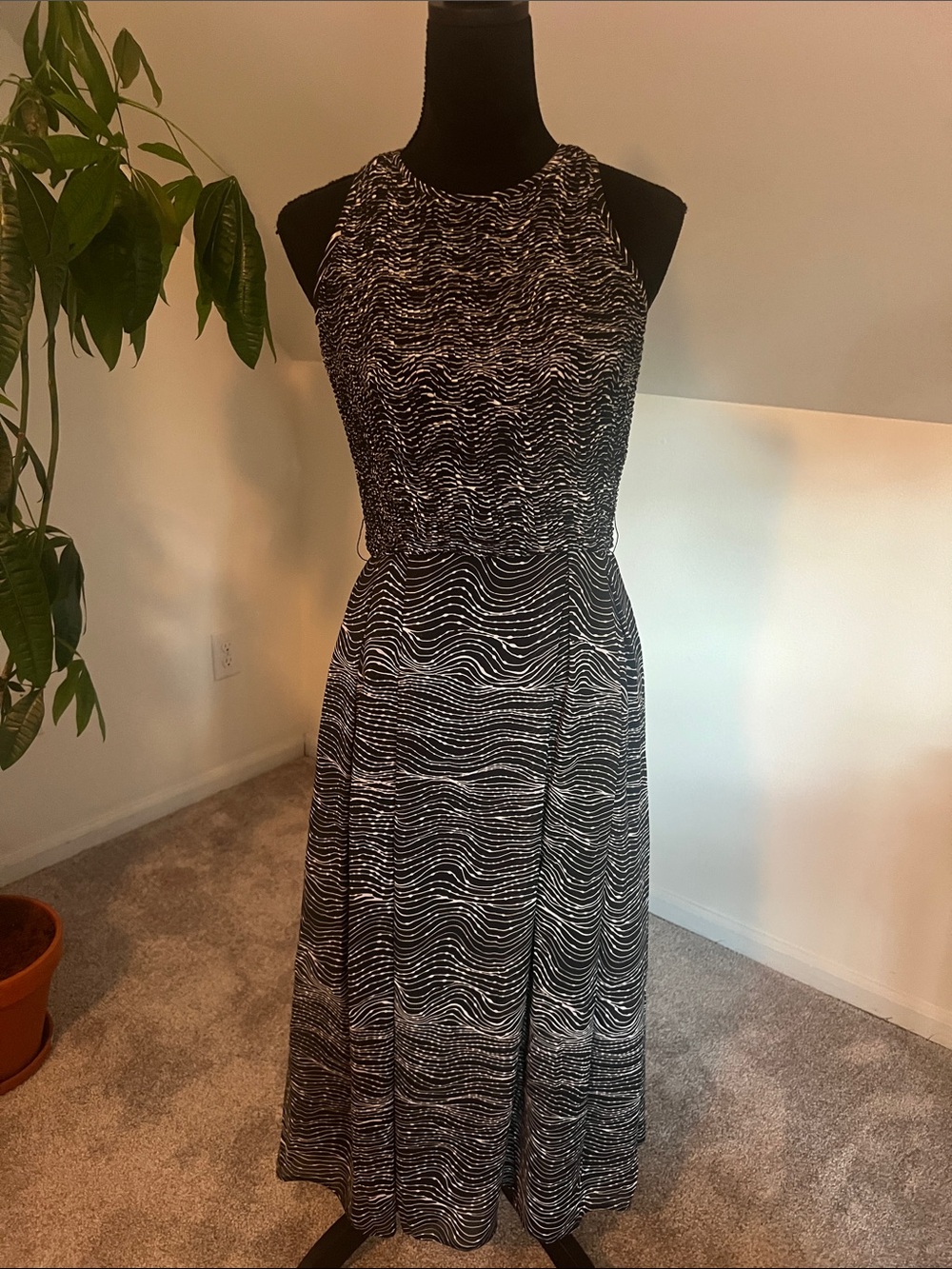 Sleeveless Black and White Wave-Print Midi Dress